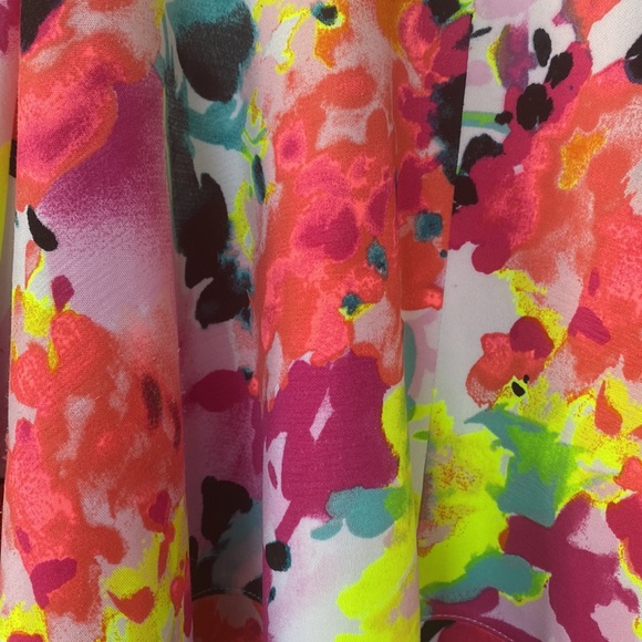 Bright summer dress that is excellent at hiding flaws - Picture 3 of 4